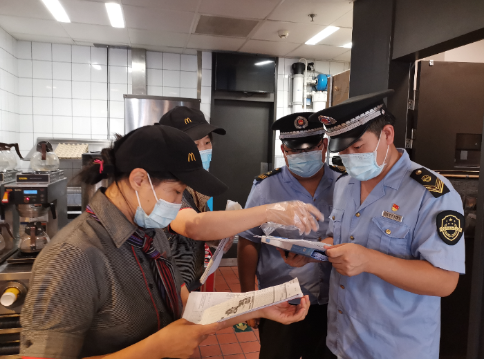 顺义区市场监管局执法人员检查考点学校食品安全情况。