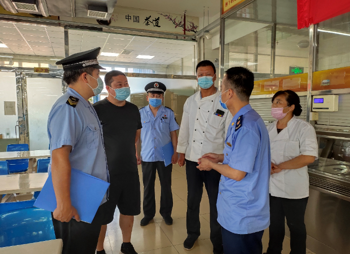 顺义区市场监管局执法人员检查考点学校食品安全情况。