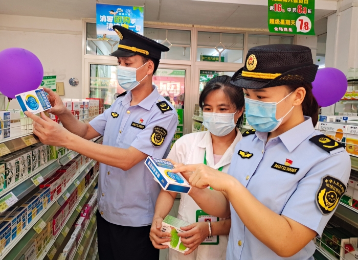 图为9月6日执法人员在一家药店检查药品零售情况。