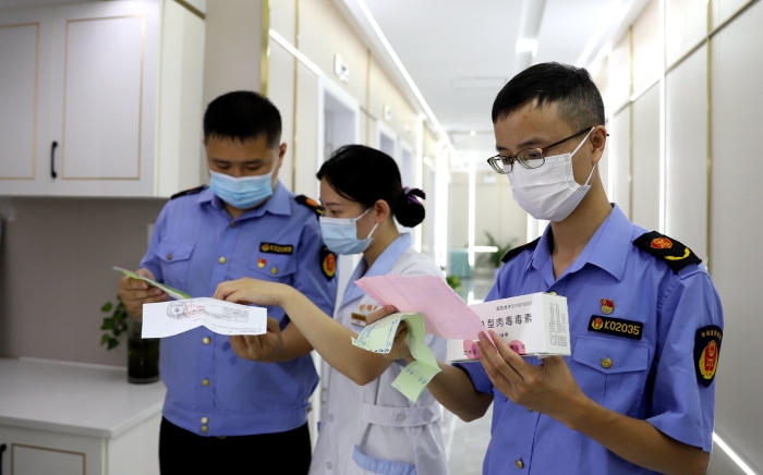 图为该局执法人员对一家医疗美容机构的医疗器械进行监督检查。