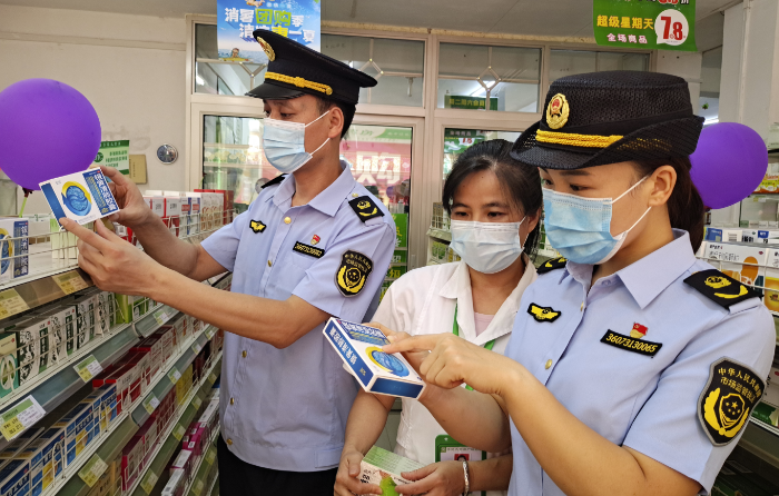 图为6月7日，于都县市场监管局执法人员在考点周边药店检查。