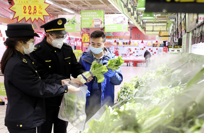 图为该局工作人员在一家商场利用快检设备对食品样品进行现场检测。