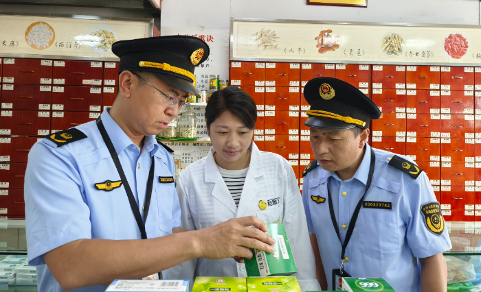 图为5月19日，该局龙桥街道市场监管所执法人员在一家药店检查。