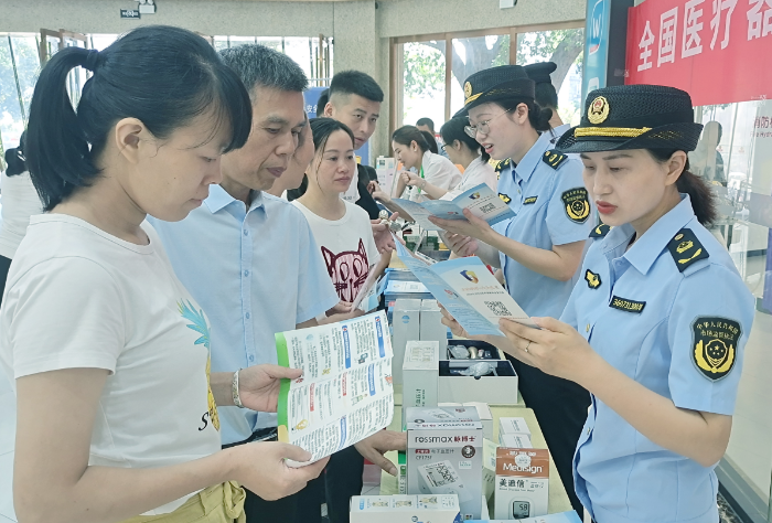 图为工作人员向群众讲解医疗器械相关知识。