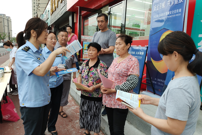 7月10日，全椒县市场监管局工作人员正在向群众科普安全用械知识。