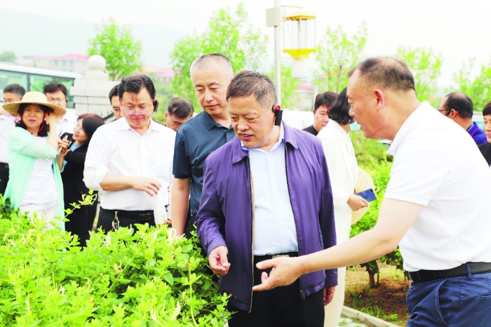  图①为今年5月山东省药监局组织的“中药突破”现场观摩会现场。