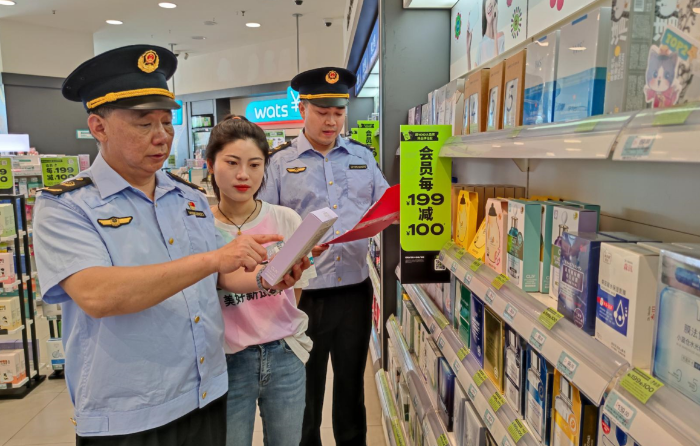 图为该局执法人员在一家化妆品专营店检查。