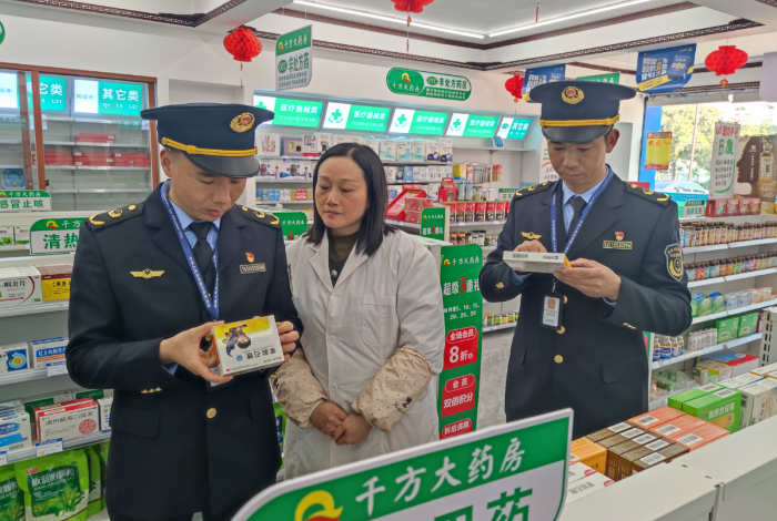 图为1月5日，该局执法人员在一家零售药店宣贯《管理办法》及检查药品质量。