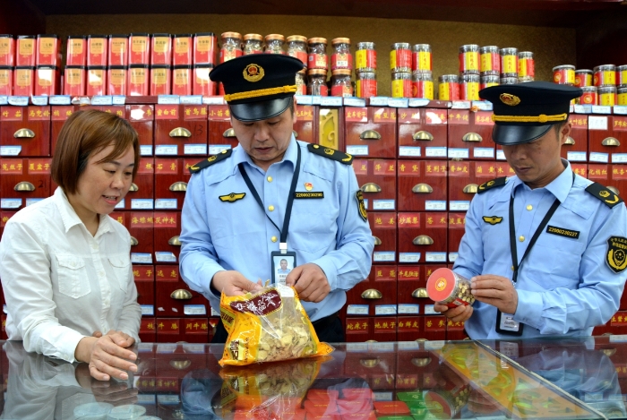 图为4月17日，执法人员在一家药店现场核查中药饮片是否存在虫蛀、霉变等质量问题。