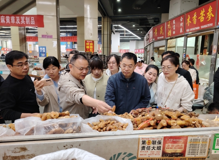 图为参训学员在亳州中药材专业市场现场实训。曹倩倩 摄