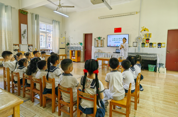 图为该中心工作人员为辖区内上柏中心幼儿园的孩子们讲解儿童用药安全科普知识。