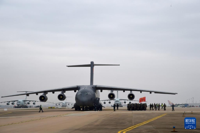 空军出动3型11架运输机多地同步向武汉空运医疗队员（2020年2月13日摄）。新华社记者 黎云 摄